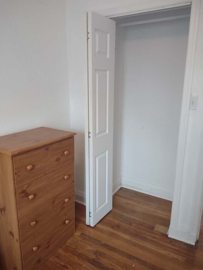 Partially furnished 3rd bedroom - 1929 E Belvedere Ave