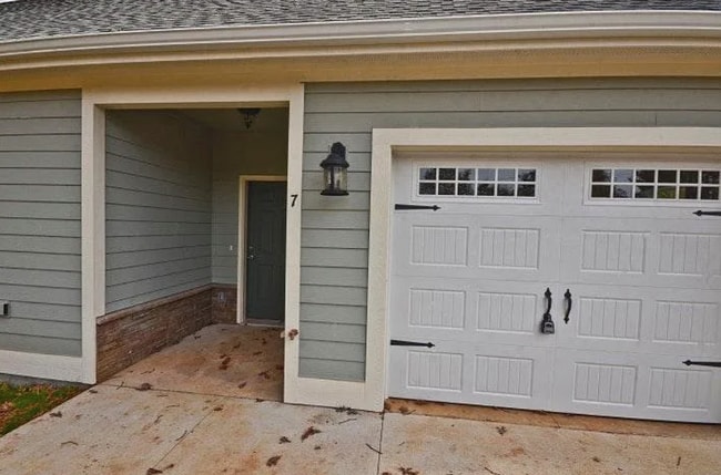 Building Photo - Townhouse walking distance to Black Mountain available now!