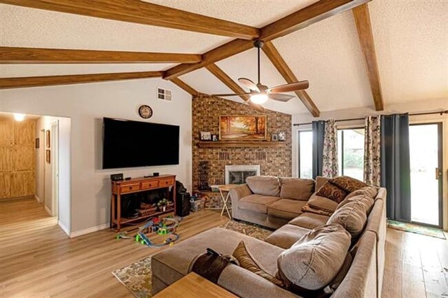 Building Photo - Beautiful 4 Bedroom/2 Bath Home