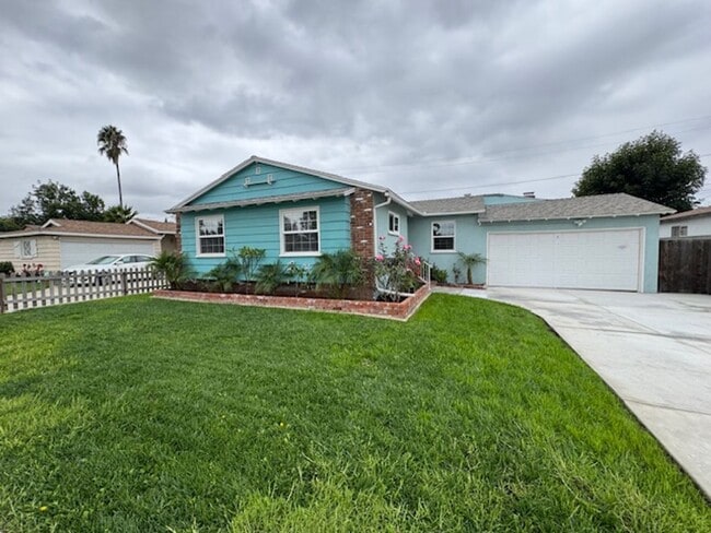 Building Photo - Beautiful 3 bedroom 2 bath HOME . . .  Clo...