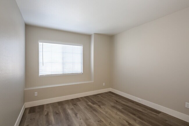 Building Photo - 4729 Cliff Breeze Dr