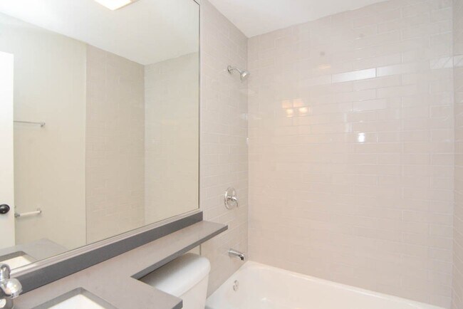 Building Photo - 447 W Surf St