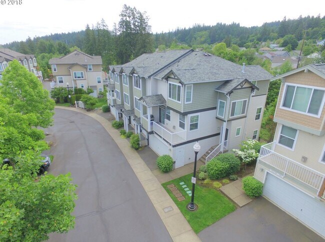Building Photo - Beautiful Townhome Available in the Progress Ridge Subdivision in Beaverton - $500 MOVE IN SPECIAL!
