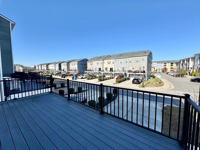 Building Photo - Available 07-08-26! Townhouse w/Garage - Pet Friendly - All Appliances Convey!