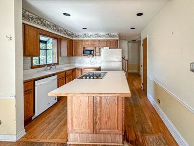 Building Photo - A beautiful and spacious rental home perfe...