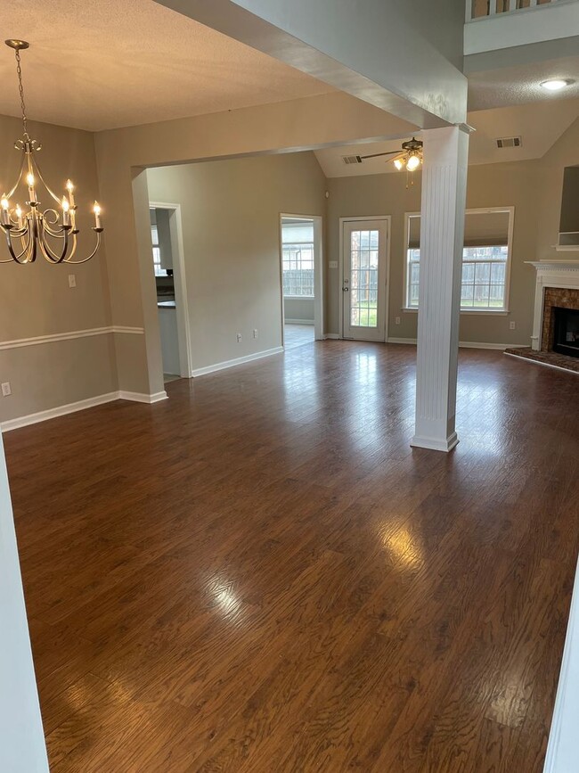 Building Photo - 4BR w/ Fenced Backyard + Garage in Lakeland