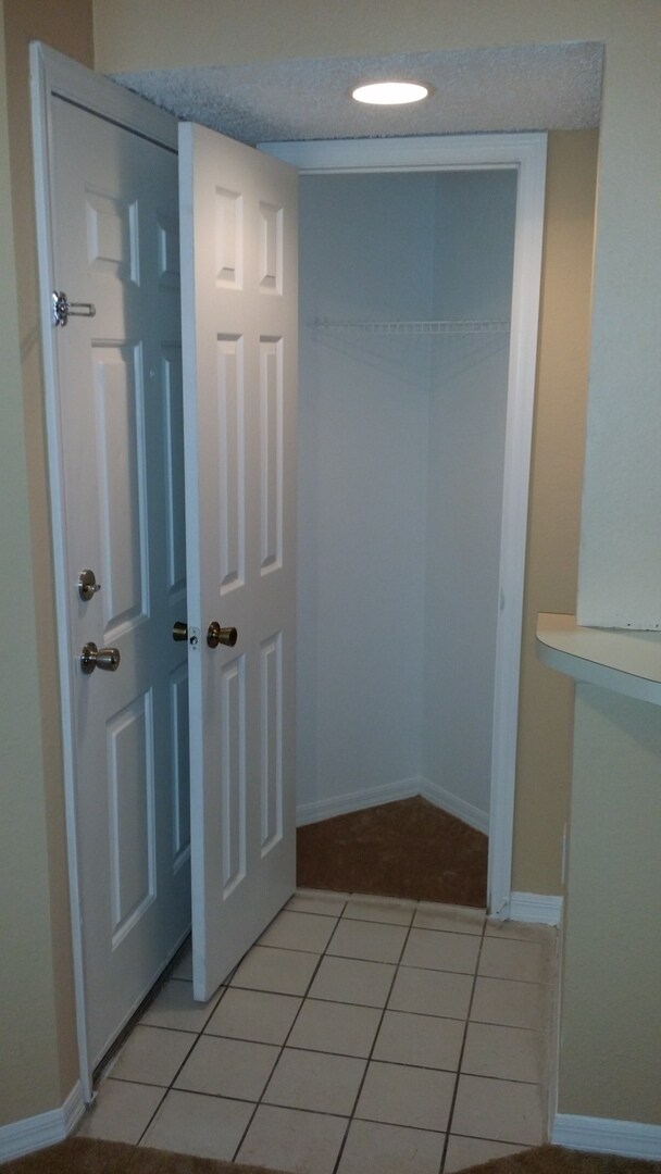 Building Photo - Venetian Place -  833