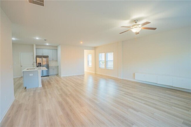 Building Photo - 1060 Sunny Lk Dr