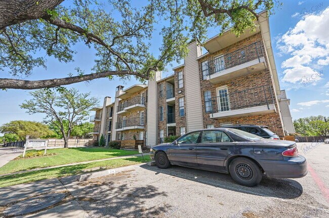 Building Photo - 9520 Royal Ln