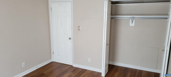 Building Photo - 2527 Hydraulic Rd