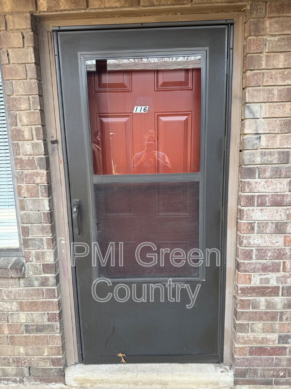 Building Photo - 917 N Yale Ave