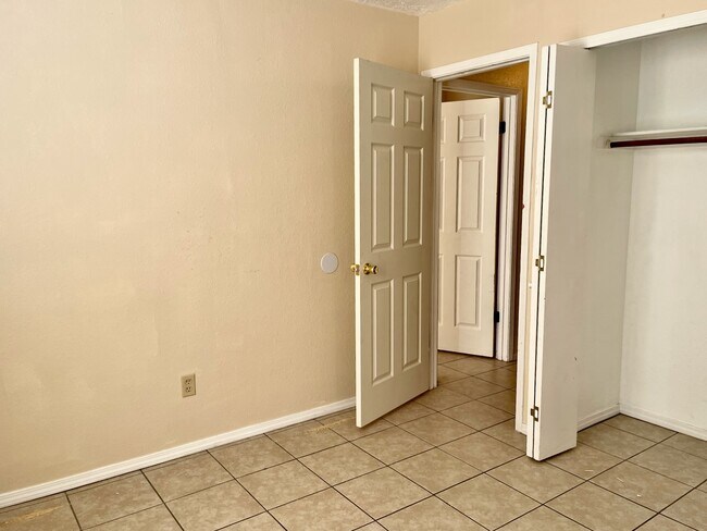 Building Photo - 472 Copper Dr NE