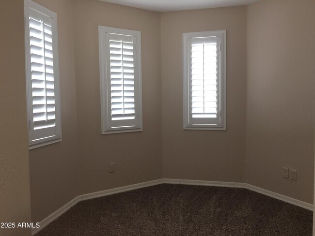 Building Photo - 164 W Goldfinch Way