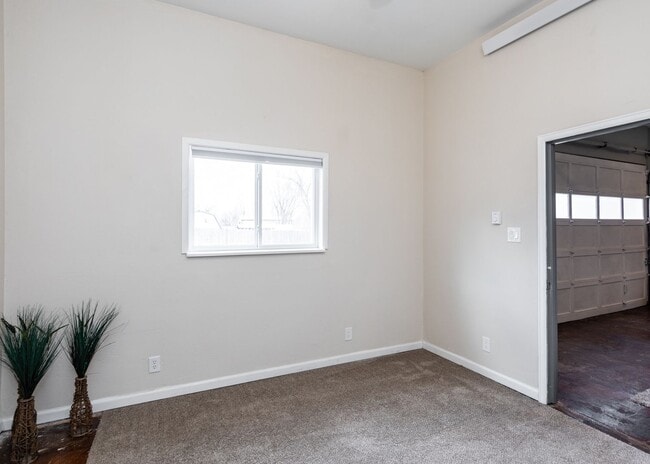 Building Photo - Centrally located Cute 2 Bed Bungalow with Garage