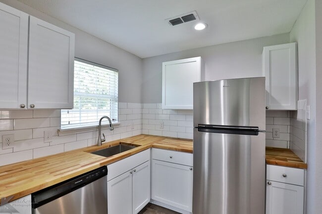 Building Photo - 3 bed, 2 bath, updated with all appliances provided!
