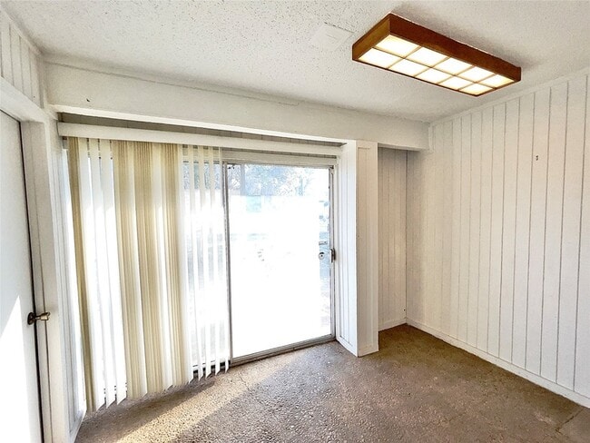 Building Photo - 3119 Lakeside Dr