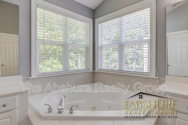 Building Photo - 1410 Fairfax Woods Dr