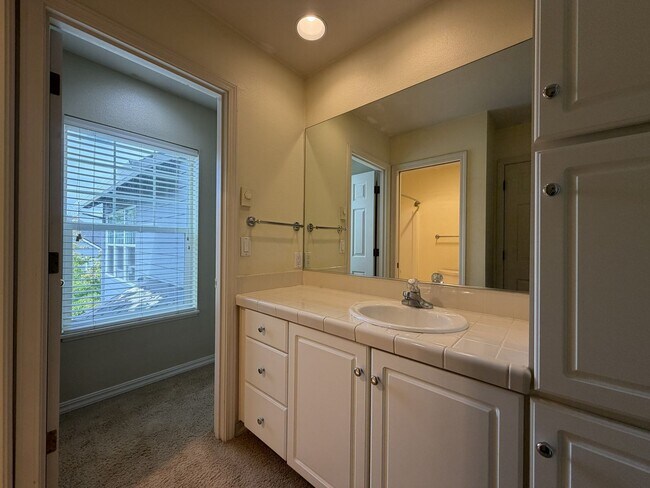 Building Photo - 9605 NW Miller Hill Dr