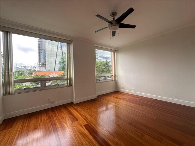 Building Photo - 1541 Brickell Ave