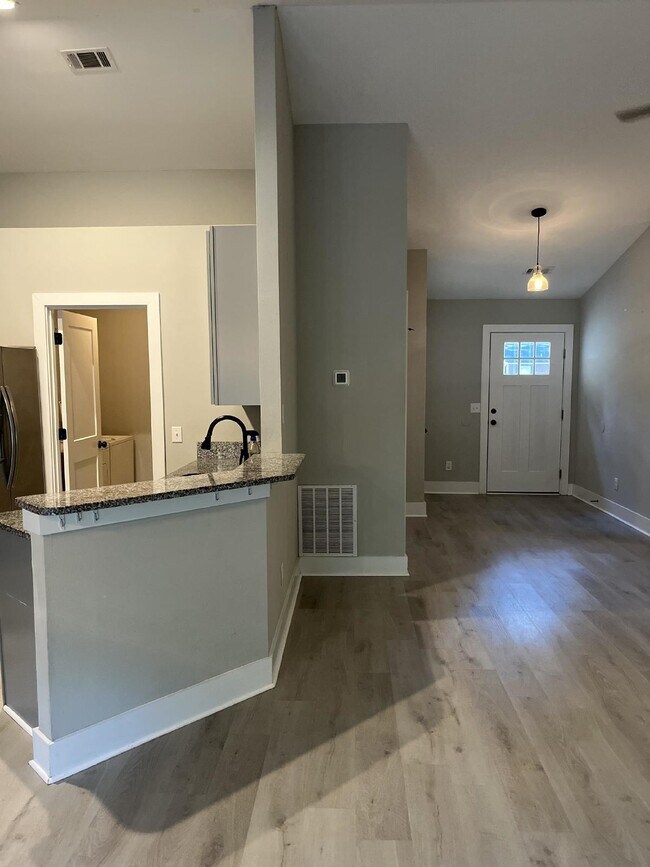 Building Photo - **Coming Soon** Stunning 3 bed, 2 bath in ...