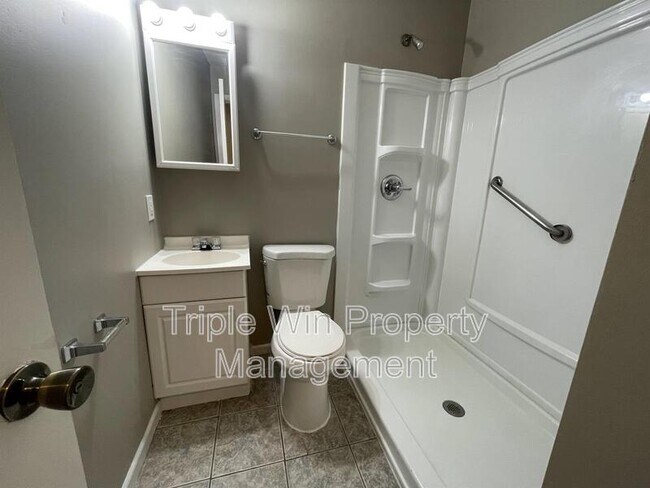 Building Photo - 1105 S Waterford Dr