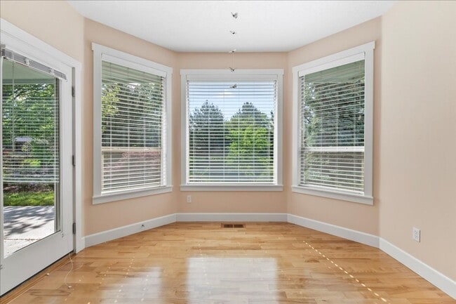 Building Photo - 3 Bedroom 3 Bathroom Home in Desirable Eag...