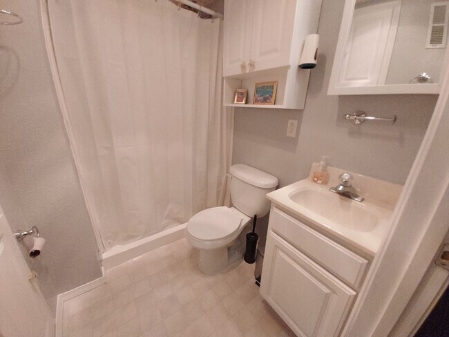 Building Photo - Nice 3 Bedroom 2 Bathroom House in Somerset