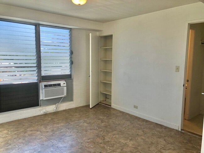 Building Photo - Central Location with Free Utilities!
