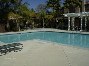 Building Photo - Spacious Three Bedroom Townhouse with Atta...