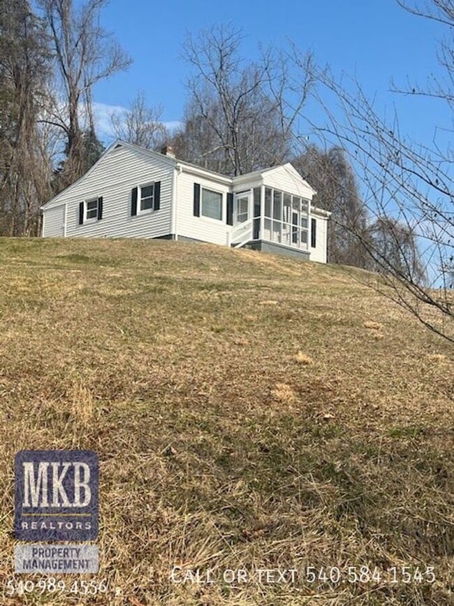 Building Photo - 6221 Shady Acres Dr
