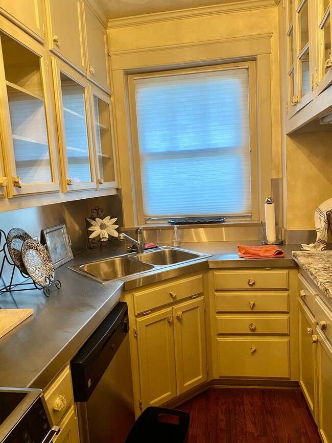 Building Photo - Gorgeous Condo in Sophian Plaza!