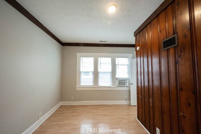 Building Photo - "Charming 1-Bedroom Retreat with Spacious Comfort in Indianapolis!"