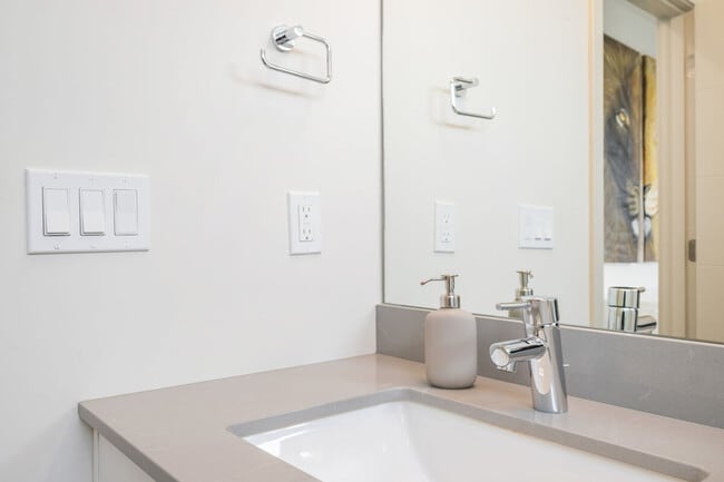 Building Photo - 3900 Leary Wy NW