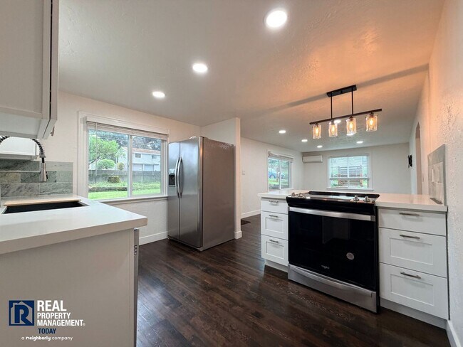Building Photo - Charming Cottage Retreat with Modern Updates!