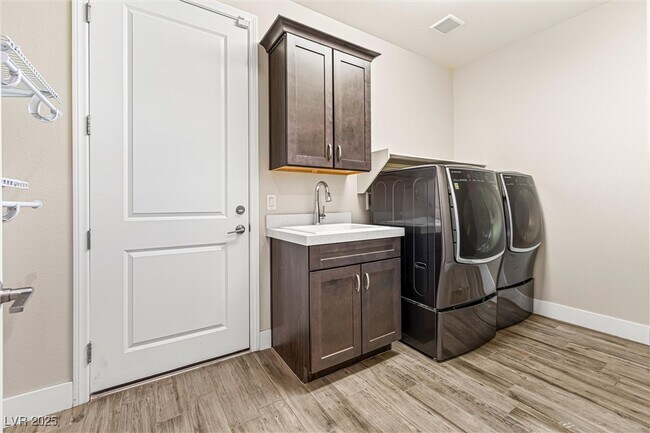 Building Photo - 4631 Amazing View St