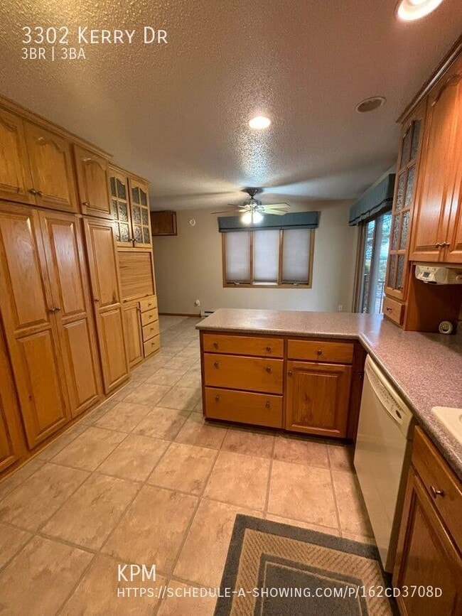 Building Photo - 3302 Kerry Dr