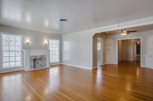 Building Photo - Large 3/2 Available for July!