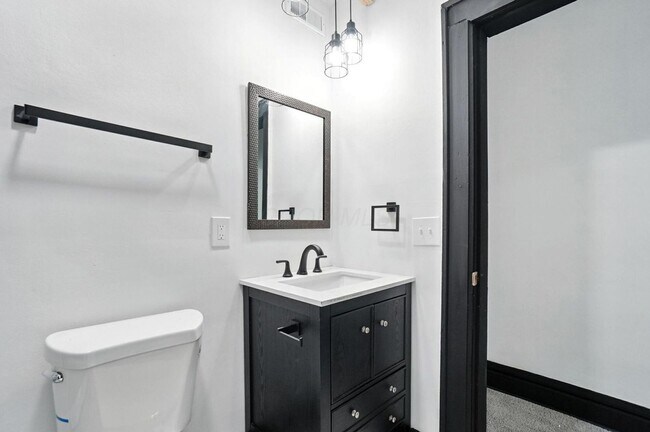 Building Photo - 887-889-889 E Livingston Ave