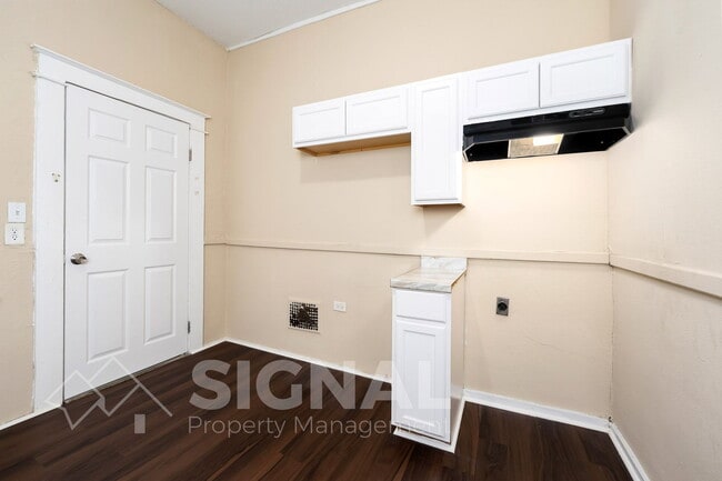 Building Photo - 512 1st St N