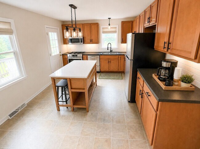 Building Photo - 1411 Holly Grove Dr