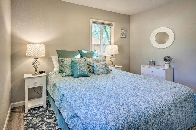 Building Photo - 1217 Falcon Ave