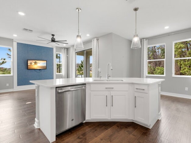 Building Photo - "Estancia 3-Bed Sanctuary with Granite Finishes and Scenic Views in Wesley Chapel"