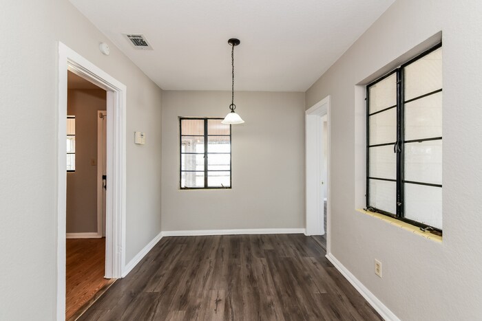 Building Photo - 402 Ariana Ave