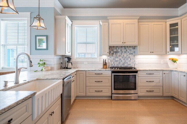 Building Photo - FURNISHED MONTHLY BEACH HOME  WITH UNOBSTR...