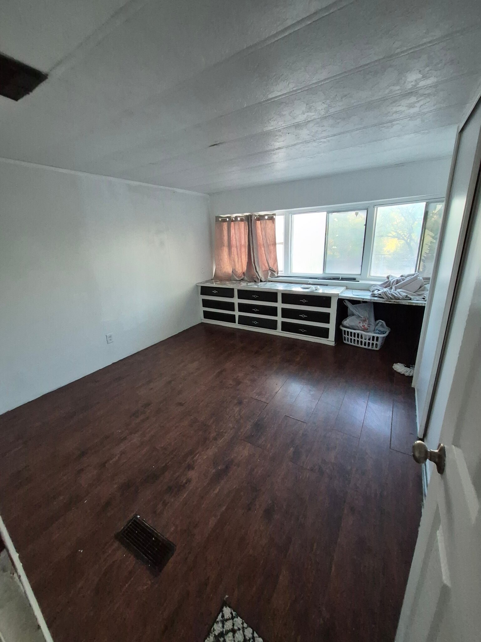 Building Photo - 5422 N Royal Palm Dr