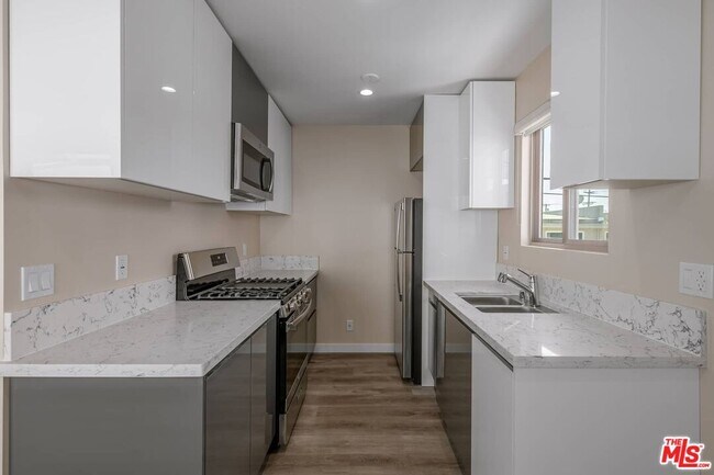 Building Photo - 1553 S Saltair Ave
