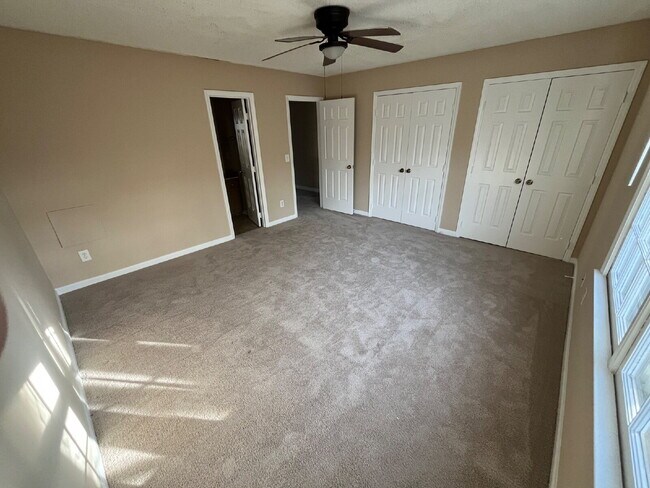 Building Photo - 917 Shelby Dr