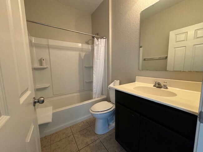 Building Photo - Super Nice! Featuring 4 bedroom/ 3 bath