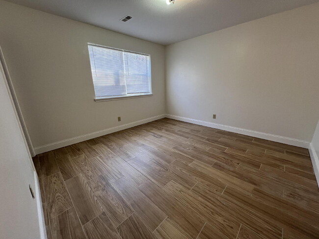 Building Photo - Newly Remodeled 2BR unit