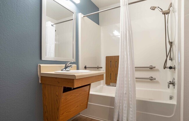 Building Photo - Furnished Studio-Tallahassee - East
